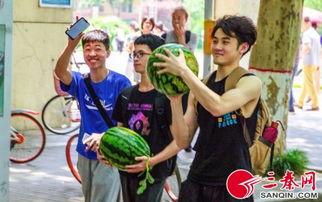 学校吃瓜最新爆料,揭秘学校吃瓜最新爆料背后的真相